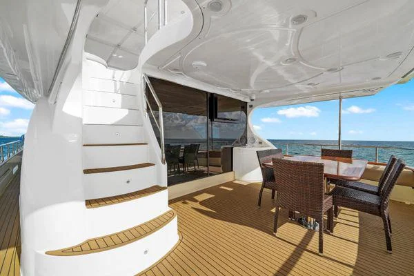 85ft Azimut Del Mar entertainment space